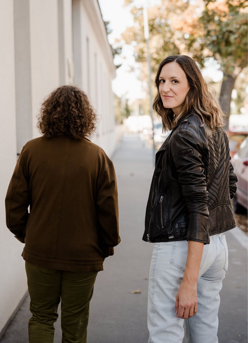die Komplizinnen Katharina Brozek und Sandra Wild gehen die Straße entlang