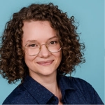 Portrait von Katharina Brozek vor türkisem Studiohintergrund