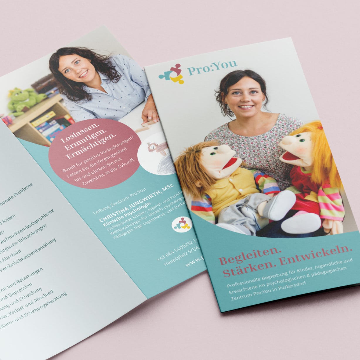 verspieltes Folderdesign mit Texten, Kinderzeichnungen und runden Bildern