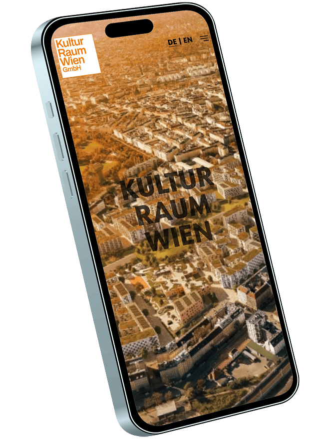 Screenhsot der Website kulturraumwien.at, dargestellt auf einem Smartphone: Startseite mit Drohnenbild eines Wiener Stadtteils und Schriftzug Kultur Raum Wien