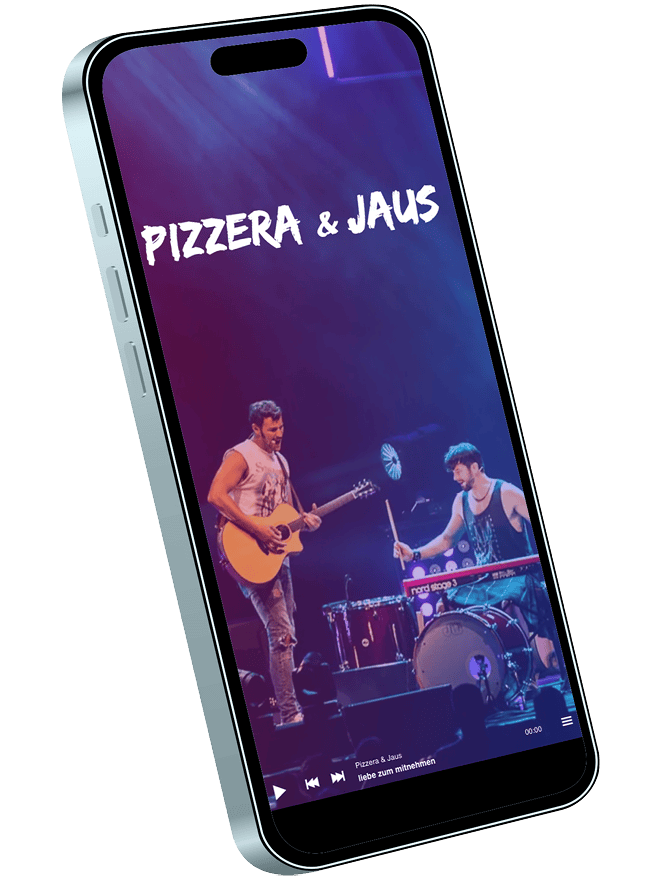 Screenhsot der Website pizzerajaus.at, dargestellt auf einem Smartphone: Startseite mit Logo und Bühnenfoto der beiden Musiker