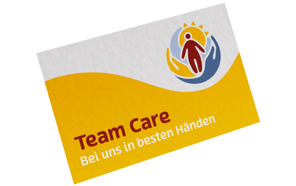 Rückseite Visitenkarte Team Care: Logo-Bildmarke und -Schriftzug auf gelbem Hintergrund